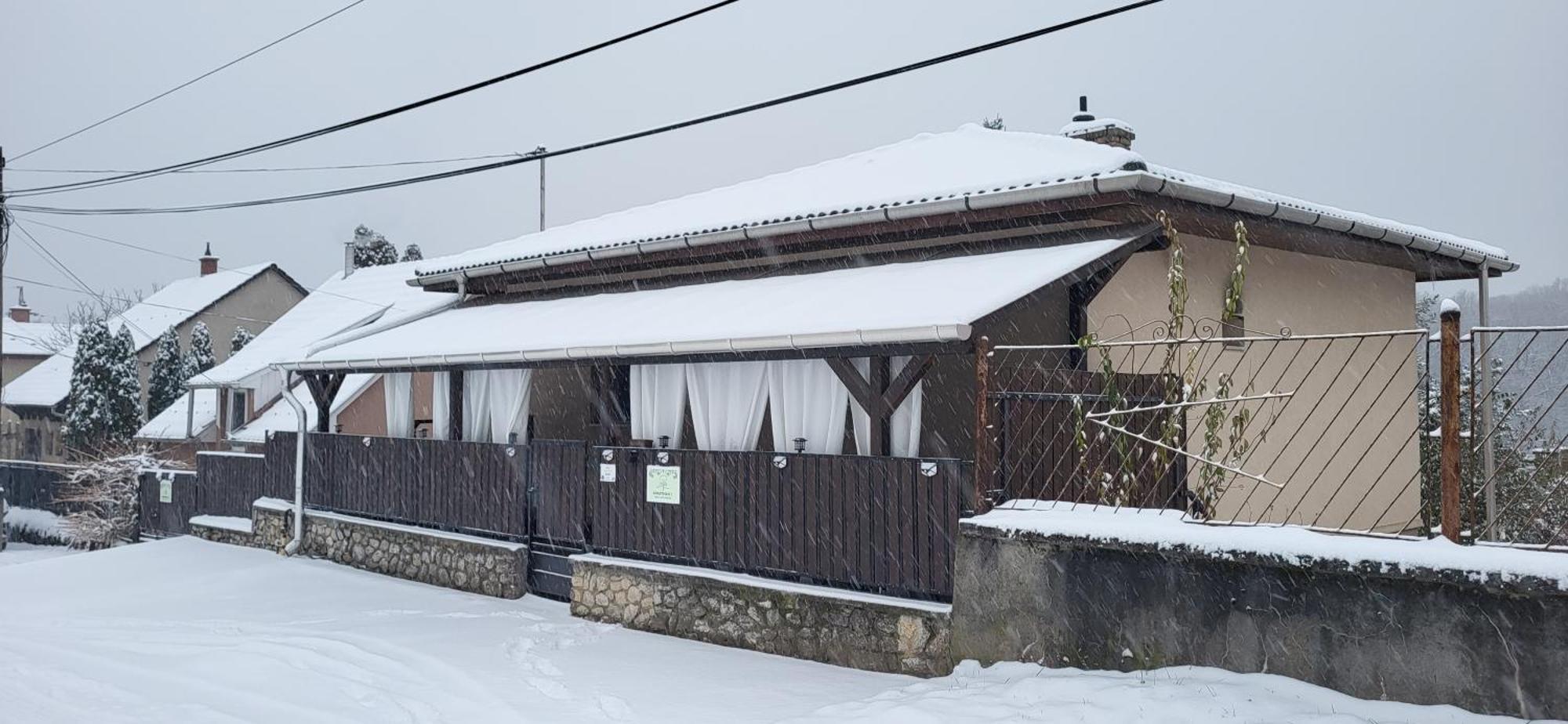 Lugas Apartman Miskolctapolca 2 Haloszoba Dezsa Es Jakuzzi Koezel A Barlangfuerdohoez 외부 사진